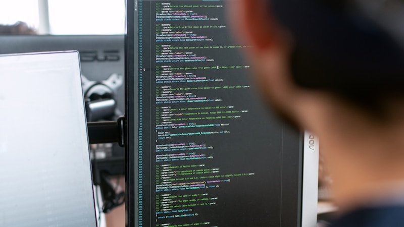 모바일 기기와 데스크톱 컴퓨터에서 웹사이트 문제를 해결하는 개념도